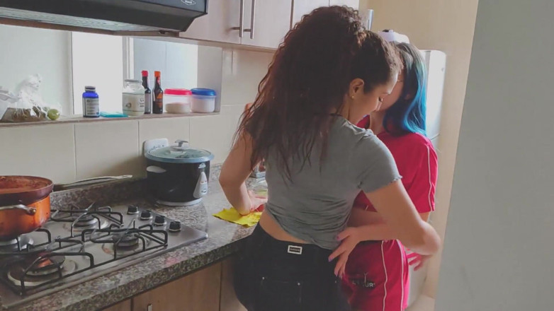 Sara films: Lésbica e sexo a três brincam
