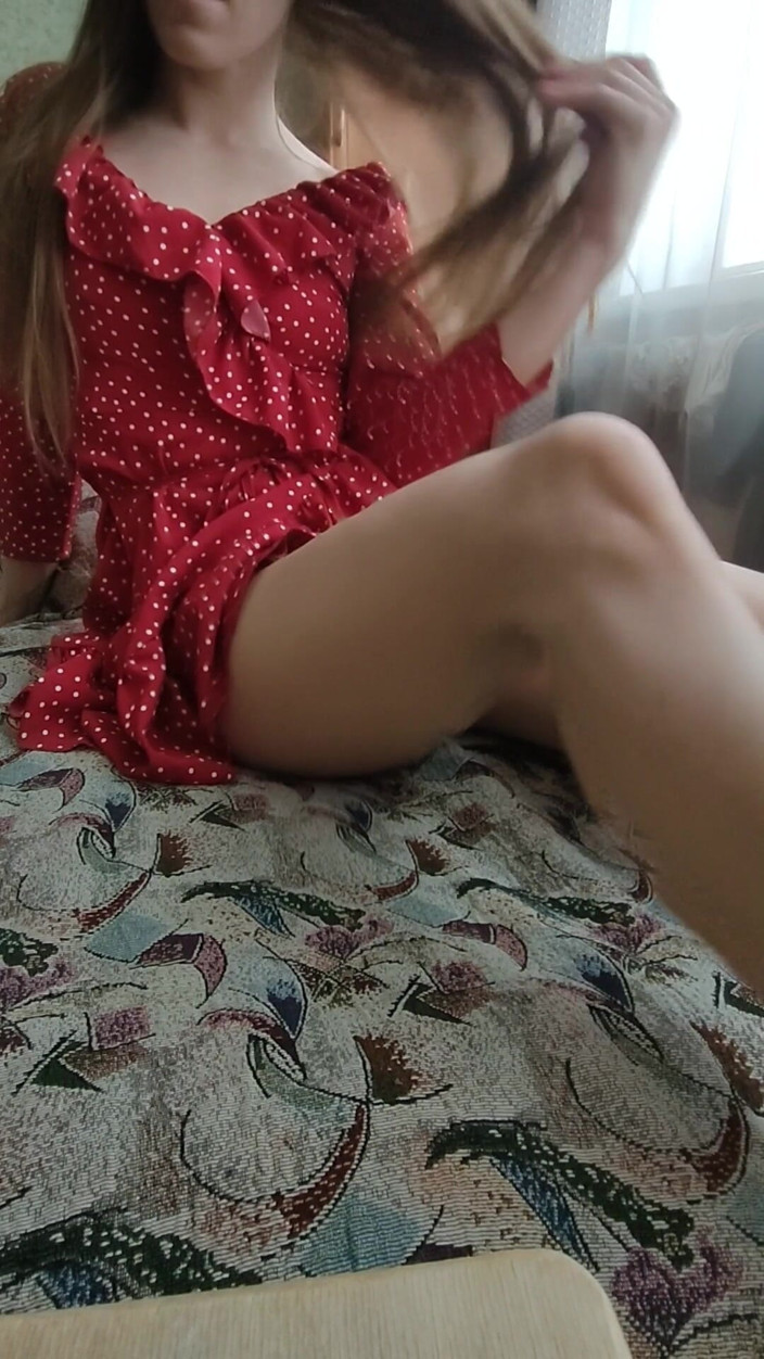 Lizaveta: Je Soulève Ma Jupe Et Me Baise Avec Un Énorme Gode
