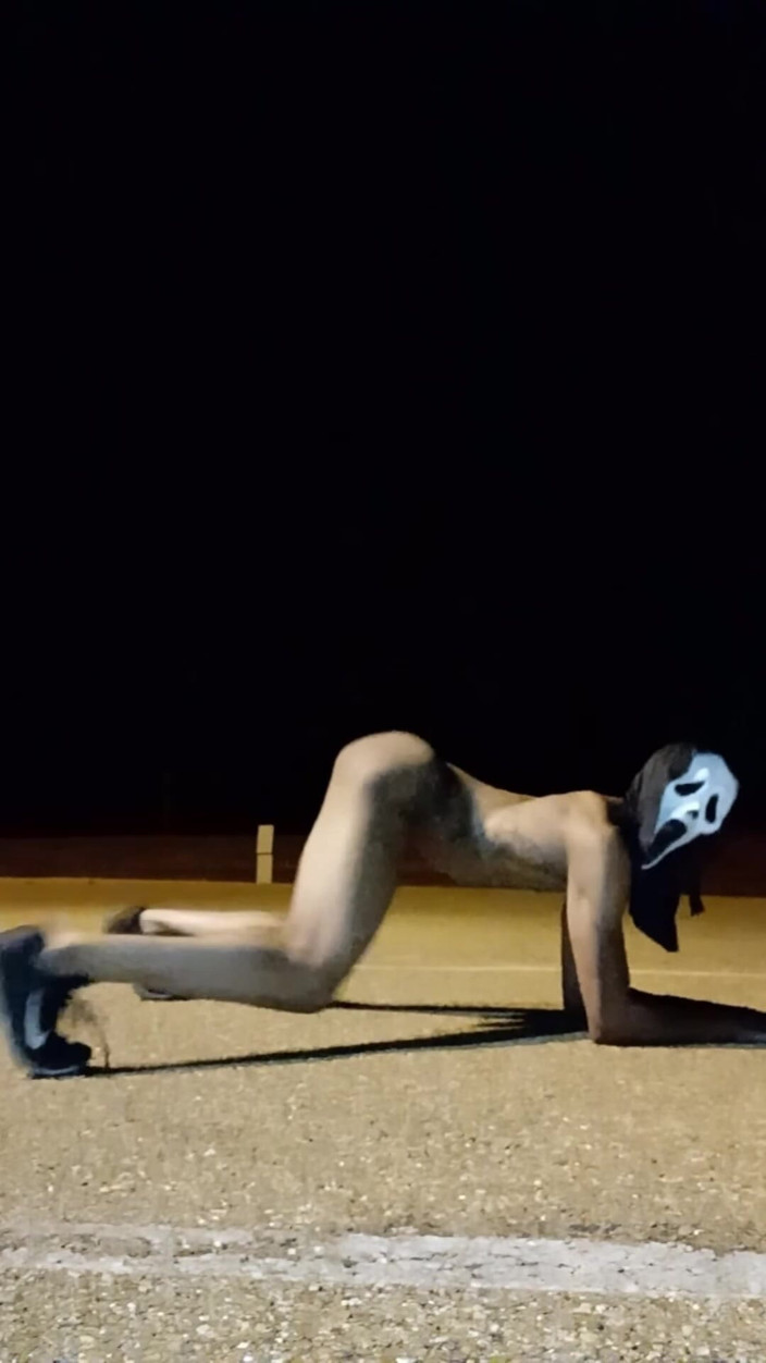 miikakawaiii: Phat ass femboy ghostface hứng tình &amp; bị nhốt trong lồng...