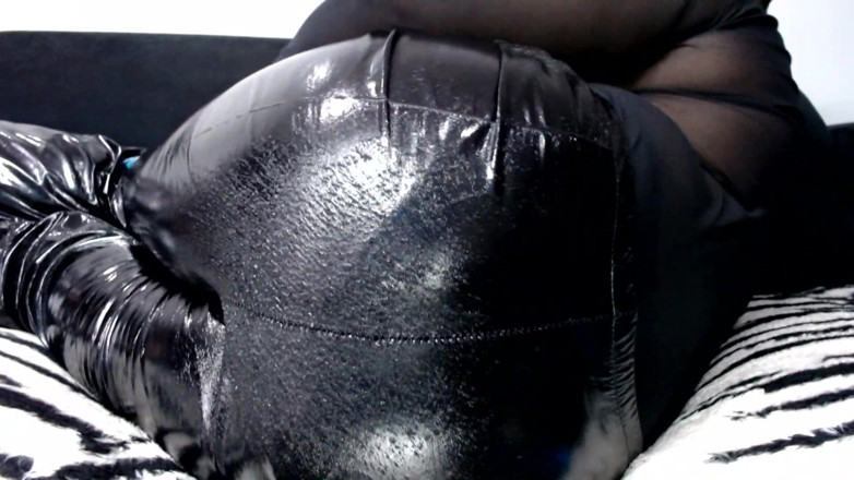 Maeling: Winzige in latexhosen gefangen