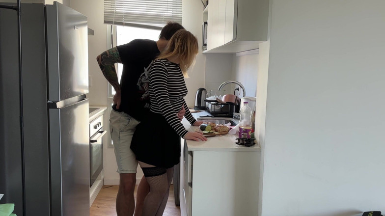 Spacenintenda: Enseñando al hermanastro a cocinar: moliendo, besos, joroba en seco...