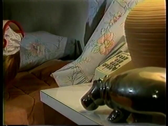 Old Good Porn: Kurvig brunettsjuksköterska i vita strumpbyxor får fitta smälld och sedan...