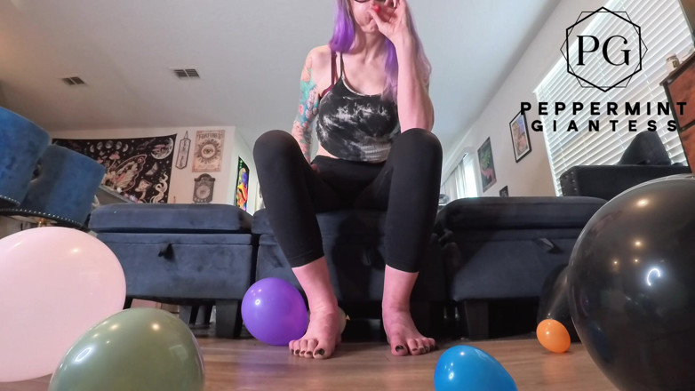 Peppermint Giantess: Obryně vyhodí celý pytel balónků - malé POV nožní škádlení a špinavé vzhledy