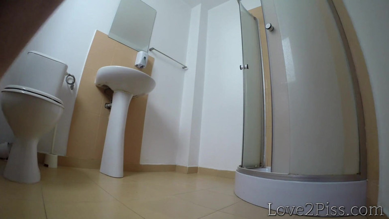 Love 2 Piss: Kencing di pinggir jalan dan banyak tempat lainnya - kompilasi