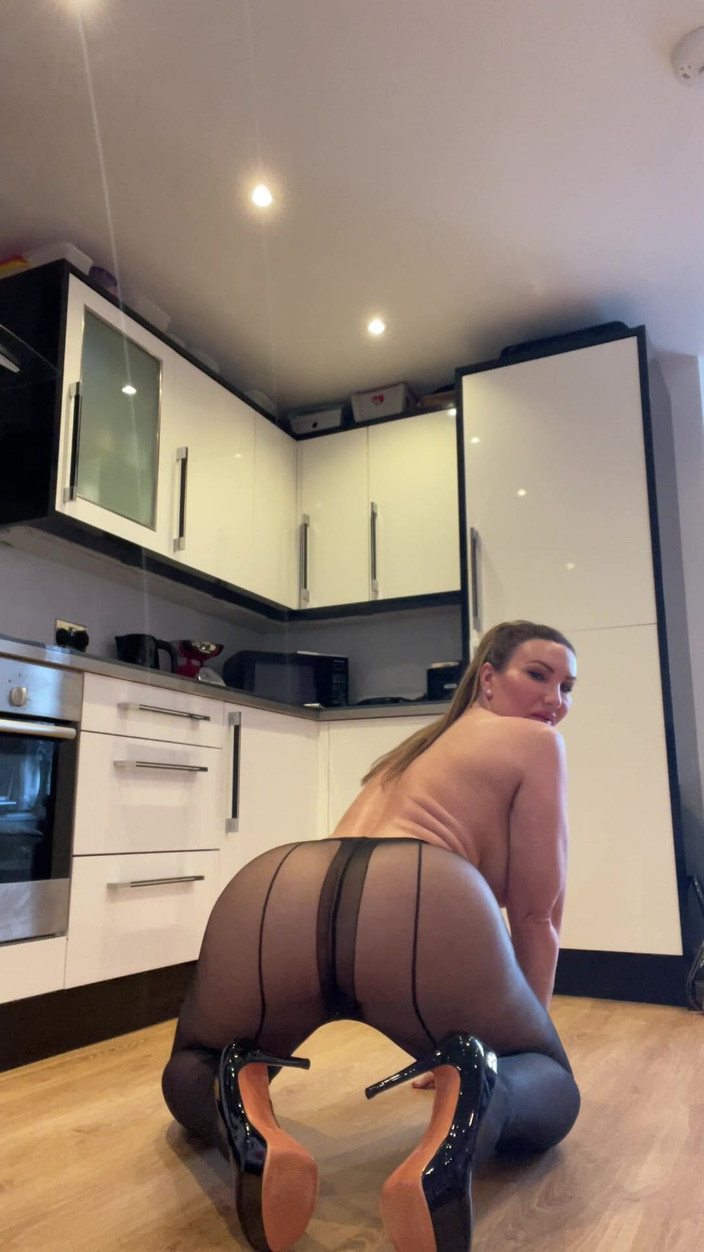 Sophie James: Nahtige strumpfhosen, wichs-countdown mit sperma