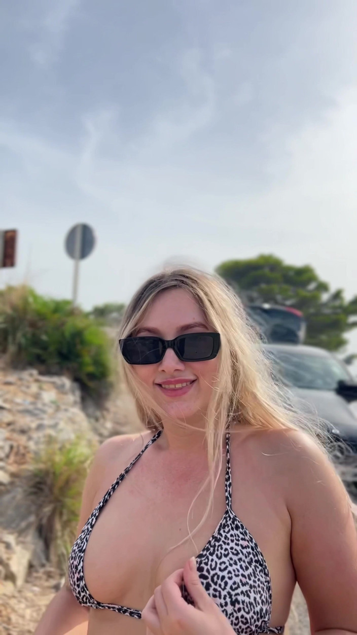 Emma Voyeur: La Ragazza Eccitante Sta Mostrando Figa E Tette All'aperto Compilazione