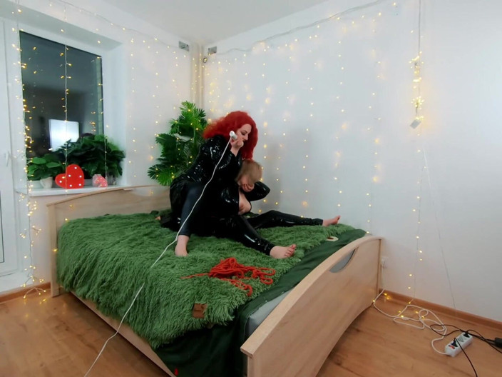 Arya Grander: Vidéo dans les coulisses du plaisir lesbien fétiche. Vêtements en...