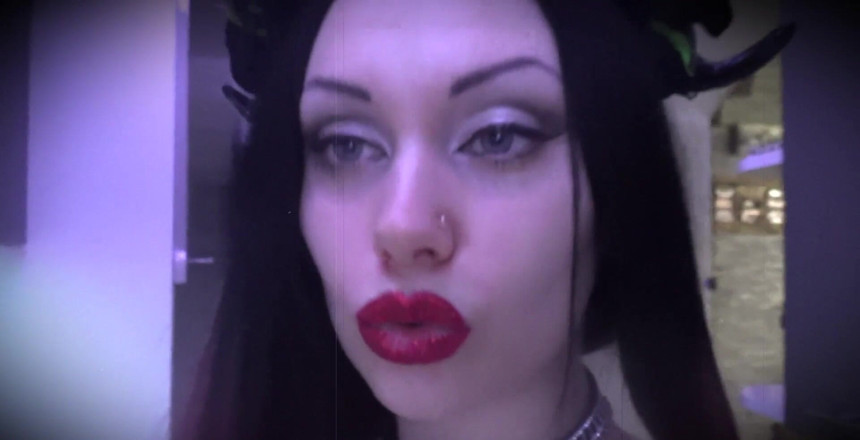 Goddess Misha Goldy: Жоден чоловік не утікає від мого спокусливого потягу. Ти не можеш встояти переді мною, і ти цього не хочеш.