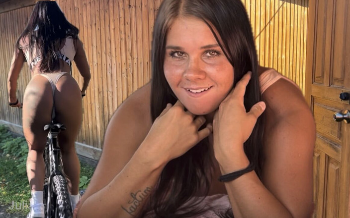 Julia Fit: Ella cabalgó desnuda en bicicleta antes de follar