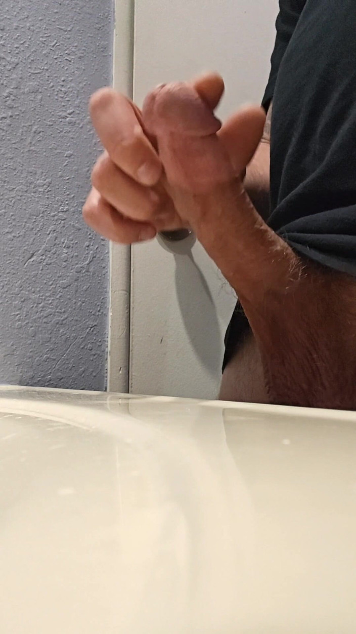 Themilkman618: Bwc Masturbation in the Bathroom Cumshot in the Sink and...