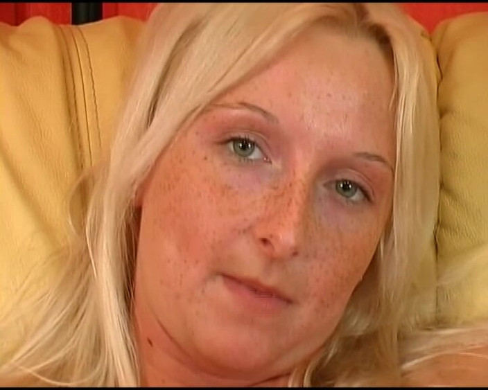 Deutsche Madchen: Hon är en blond tonåring från Tyskland som vet hur man...
