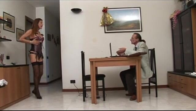Milf in Love: Pensiune anală bine meritată - Meritata Pensione Anale (film porno complet)