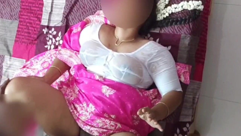 Black & white desicat: Oszukiwanie Desi Bhabhi w mokrej białej bluzce cycki odbijanie szybkie...
