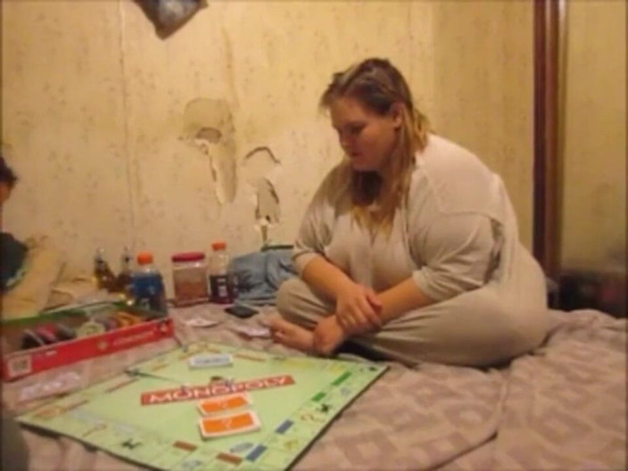 Fat Goddes: Evli kadın monopoly'de kaybediyor ve oynamaya devam etmek için bir...