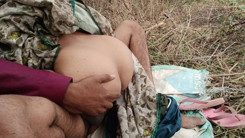 Kimmo: Bhabhi andò al campo e fu scopata