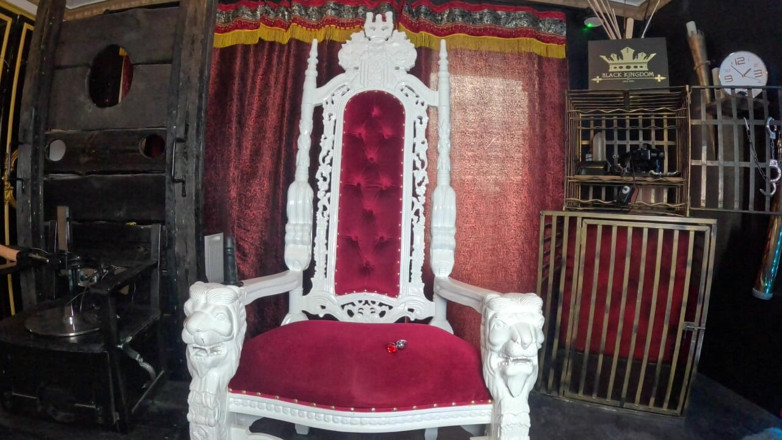Queen_of_BDSM: Сьогодні я керую твоїм рабським членом!