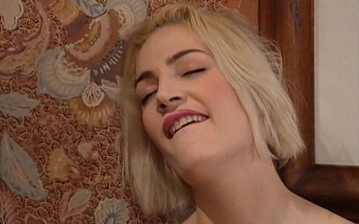 Magmafilm: Blond attirant avec une tête courte et de longs poils...