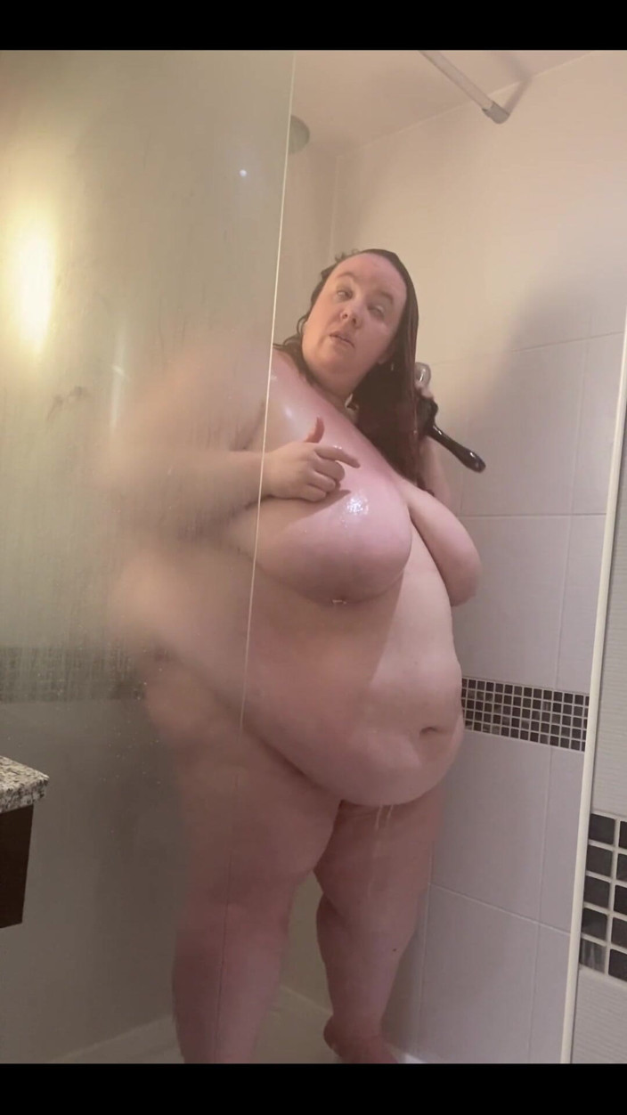 ivygoldpremium: Facendo la mia doccia