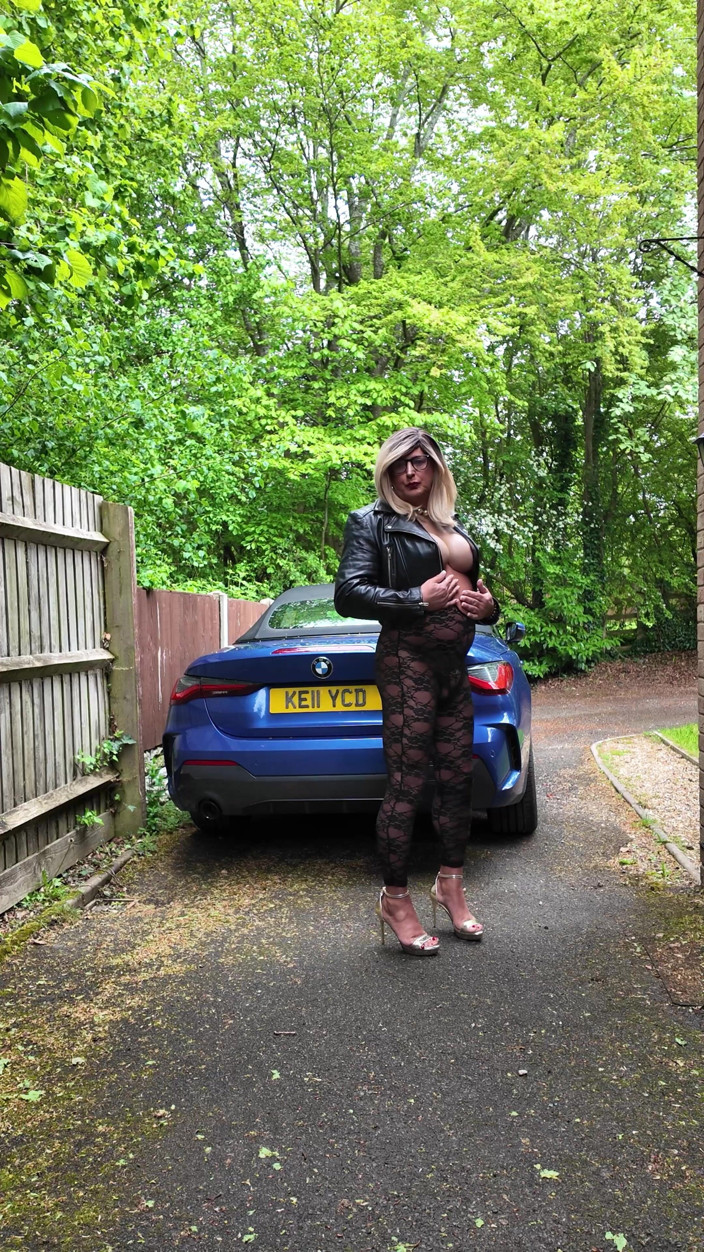 Kellycd2022: Crossdresser kellycd2022 trong áo khoác da đen và ren catsuit và giày...