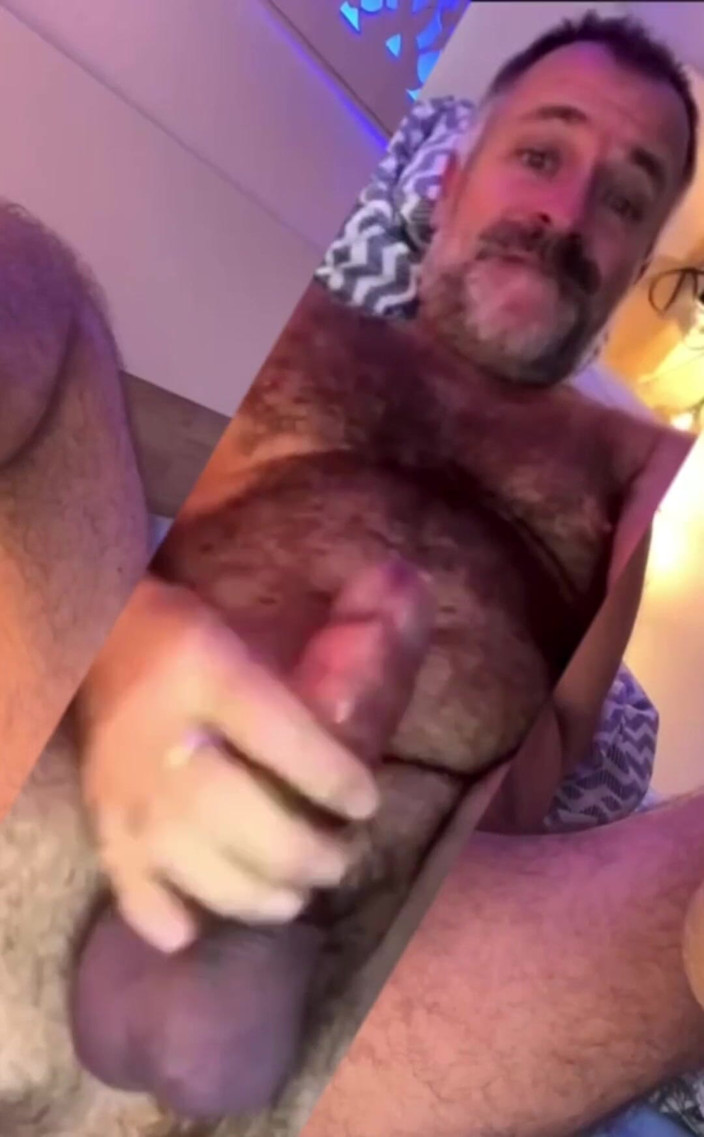 Daddybearvlc: Este homem é muito quente para Tiktok