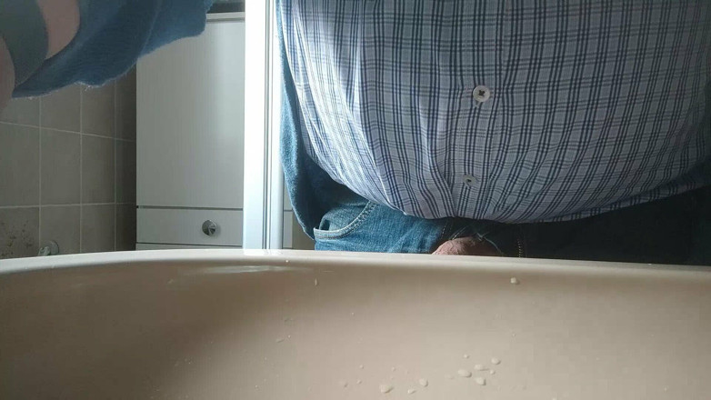 Karlchengeil: Pissen tijdens een in- en uitvalcompilatie