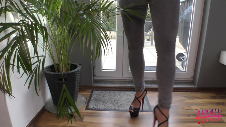 Aische Pervers: Prachtige Duitse babe praat vunzig terwijl ze hoge hakken probeert