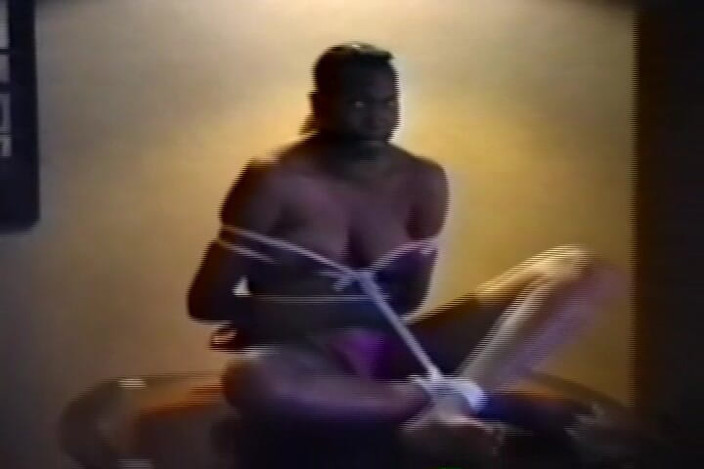 Club of Bondaged Babes: Regardez Bae black à forte poitrine se faire ligoter sur une...