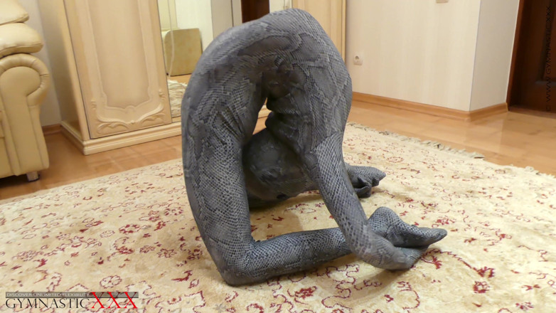 Gymnastic: Reine de contorsion dans une combinaison en lycra