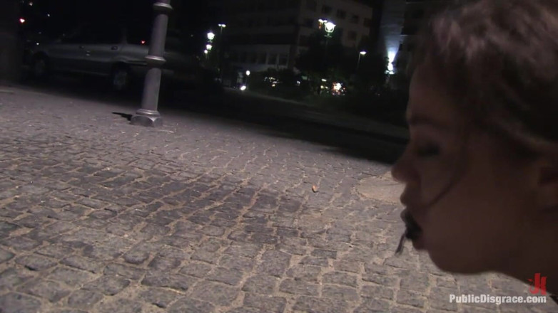 Public Disgrace by Kink: Une belle Tchèque exposée dans la rue la nuit