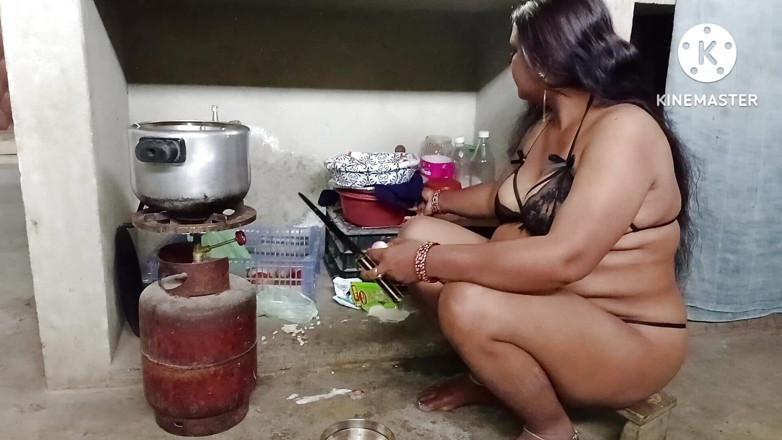 Husband wife: 娼婦が台所で料理をしていると、義父はペニスで彼女を犯しました