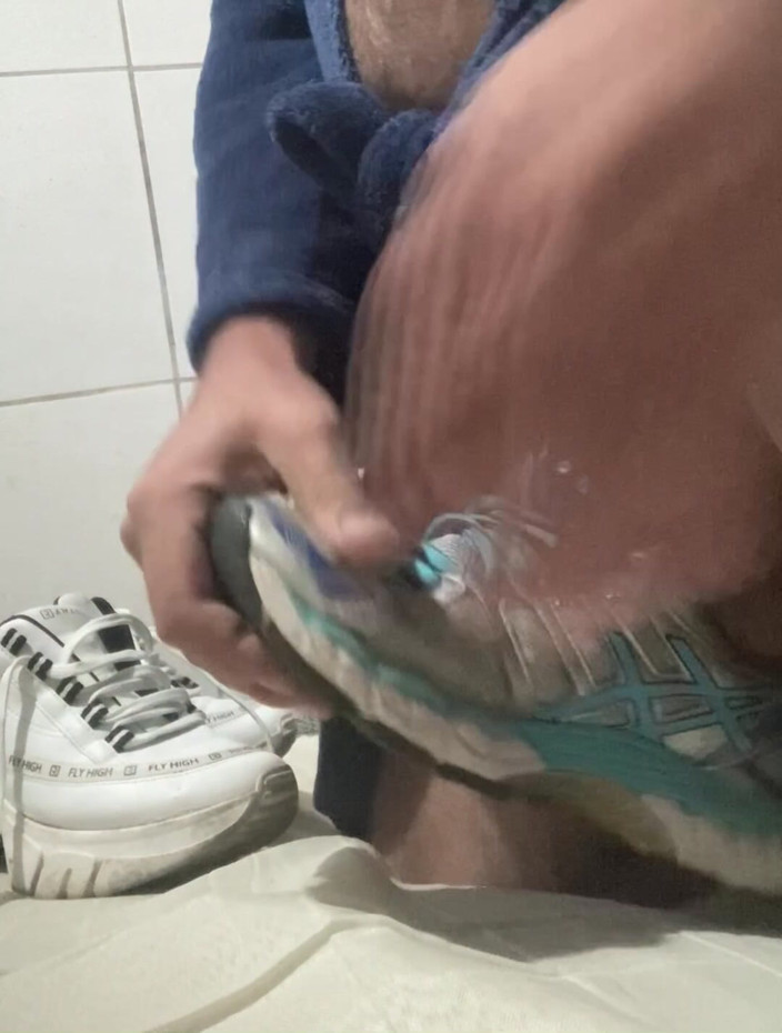 Sneakerfetish_BR: Mengongkek kasut wanita saya