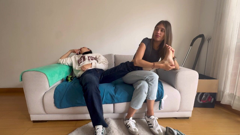 scarlettandc: Ma copine me montre son fétiche en sentant et en...