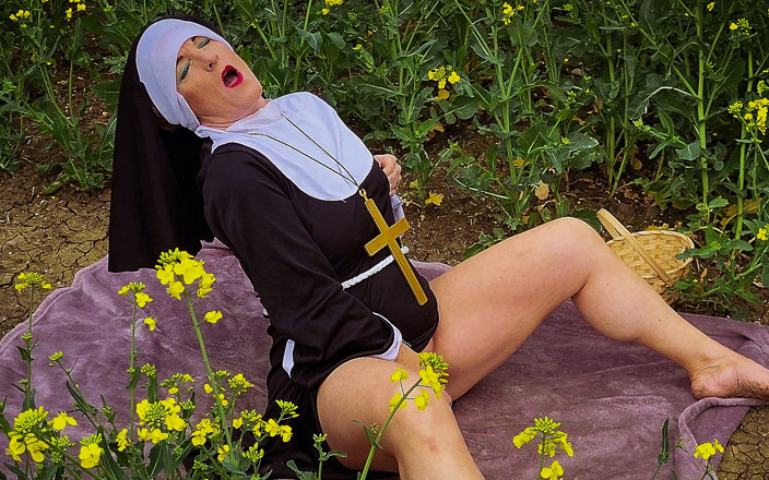 Kylie Britain Adventures: Kenikmatan musim semi biarawati kylie