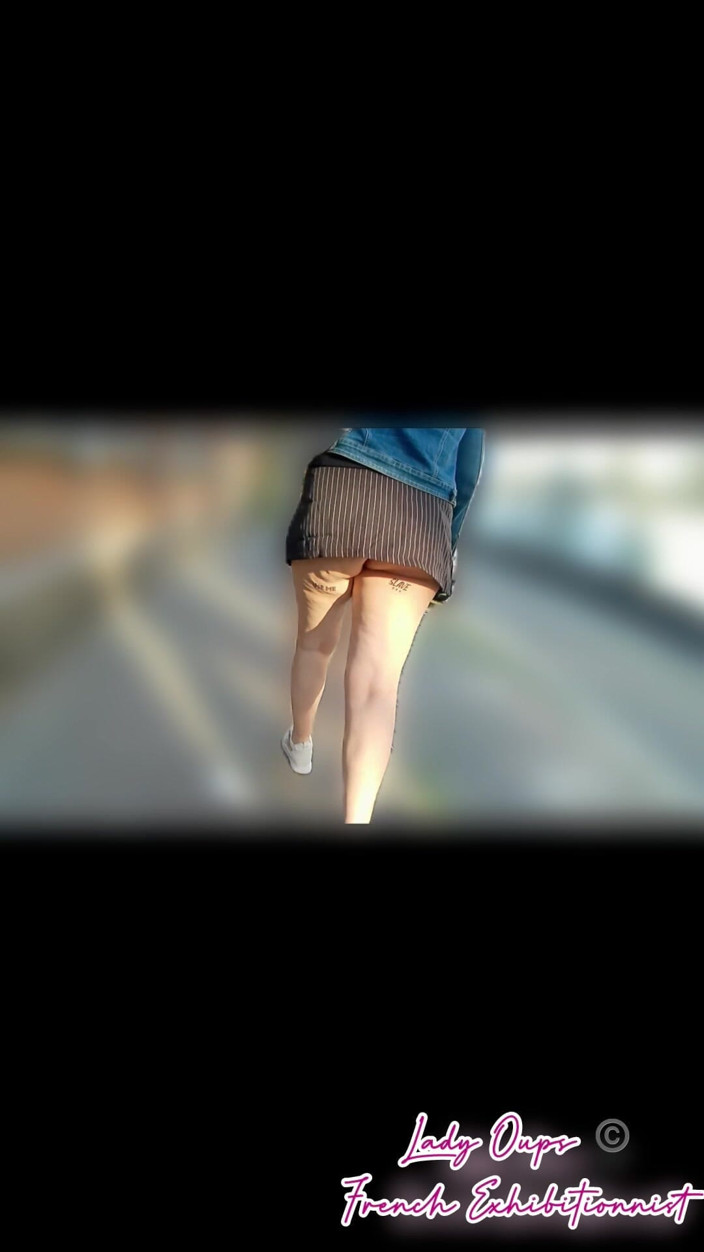 Lady Oups: Esibizione in centro città in micro gonna con plug anale...