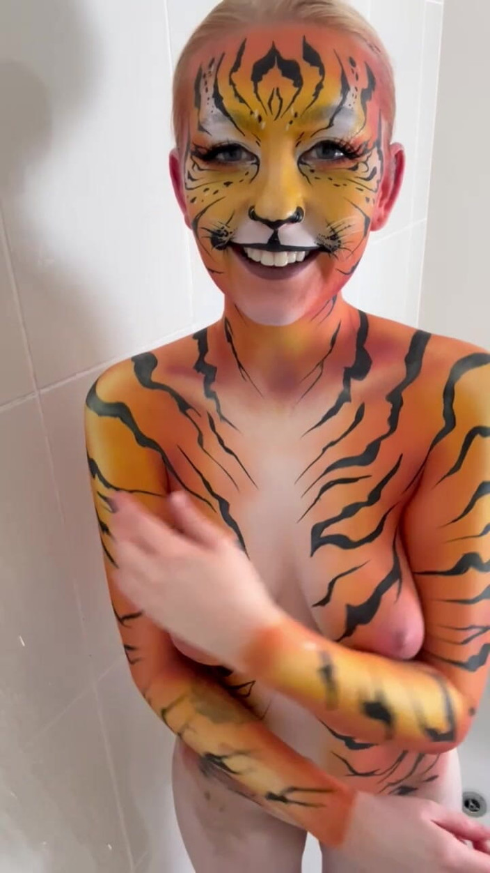 Em Yang: Tiger bodypaint duşta tek başına oynuyor