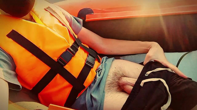 Fish Cam: Erinnerungen an den vergangenen Sommer. Twink wichst ihren schwanz mitten...