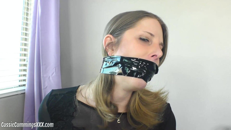 Cassie Cummings: キャシーのBDSMギャグ 試着して話す