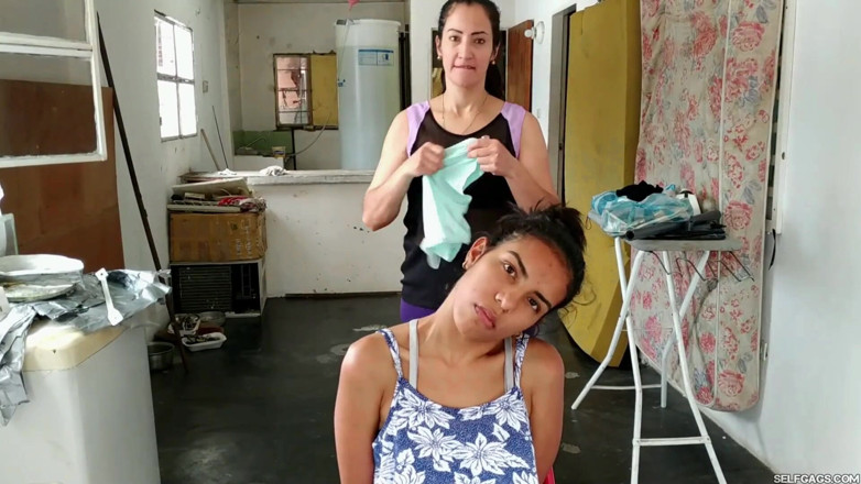 Selfgags Latina Bondage: Latynoska dziewczyna maksymalnie nadziewane zakneblowane majtki XXL BBW!