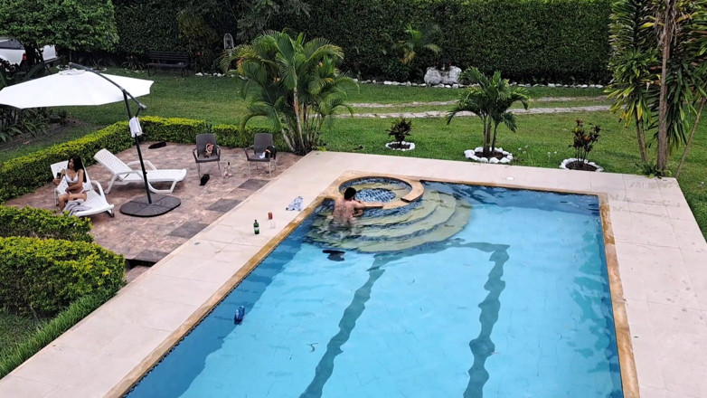 Aly: La soirée se termine par une baise dans la piscine....