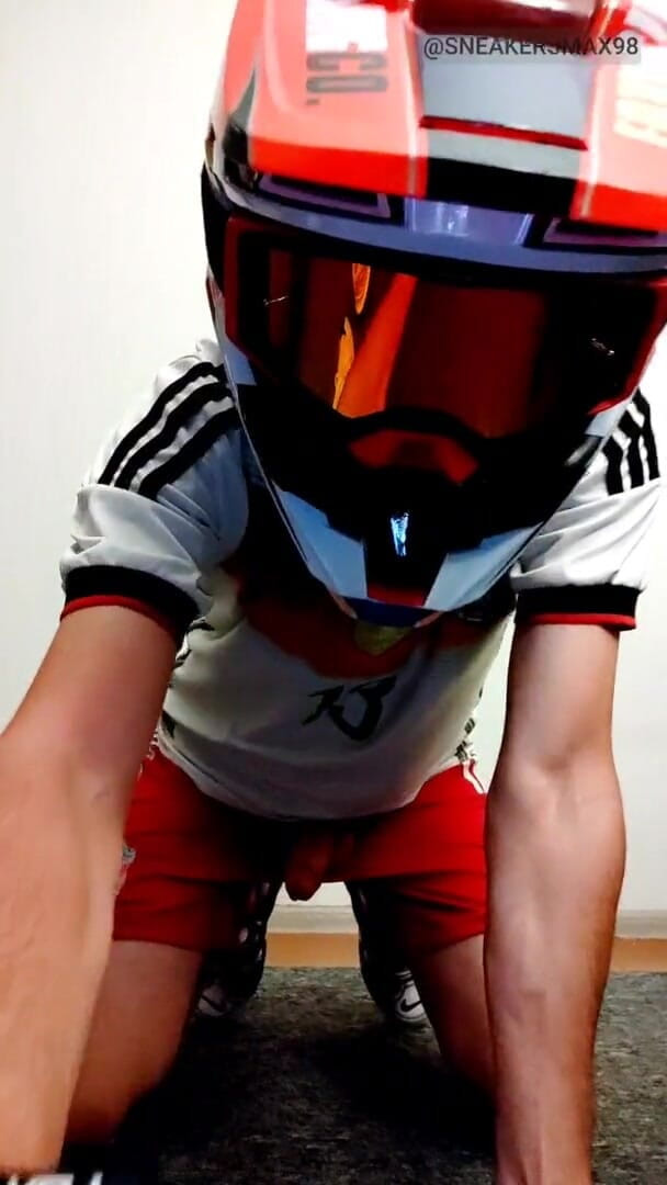 Sneakersmax98: Junger Schwuler in fußballuniform und Helm wichst vor der kamera