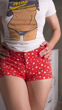 Prawdziwe domowe amatorskie cameltoe dokuczają w bardzo ciasnych szortach