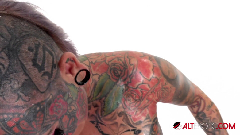 Alt Erotic: Evilyn Ink dilumasi dan menunggangi gemetar