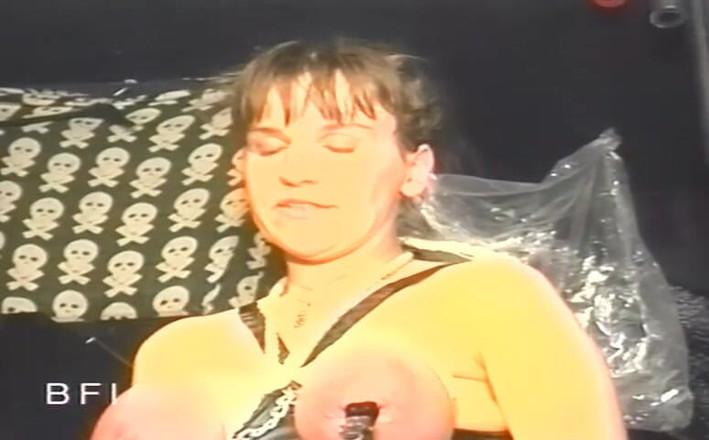 Hardcore slave sex: Nô lệ vắt sữa