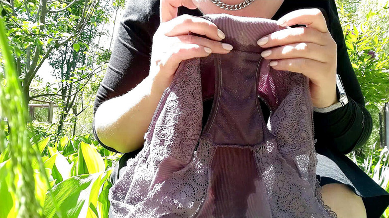 Elena: Une MILF excitée pisse dans une culotte à vendre en plein...