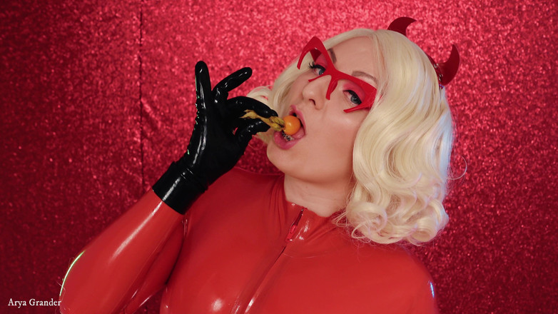Arya Grander: Fetish makanan: makan video awek lateks