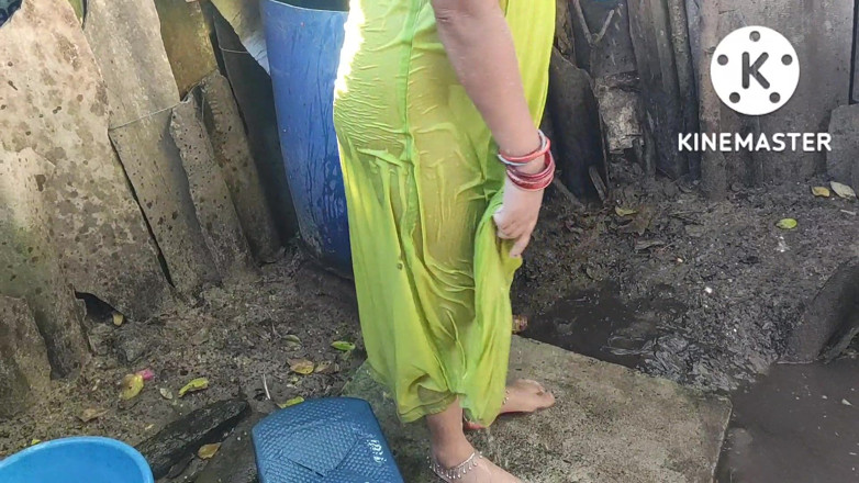 Anita yadav: Une femme au foyer indienne baigne ses seins sexy et...