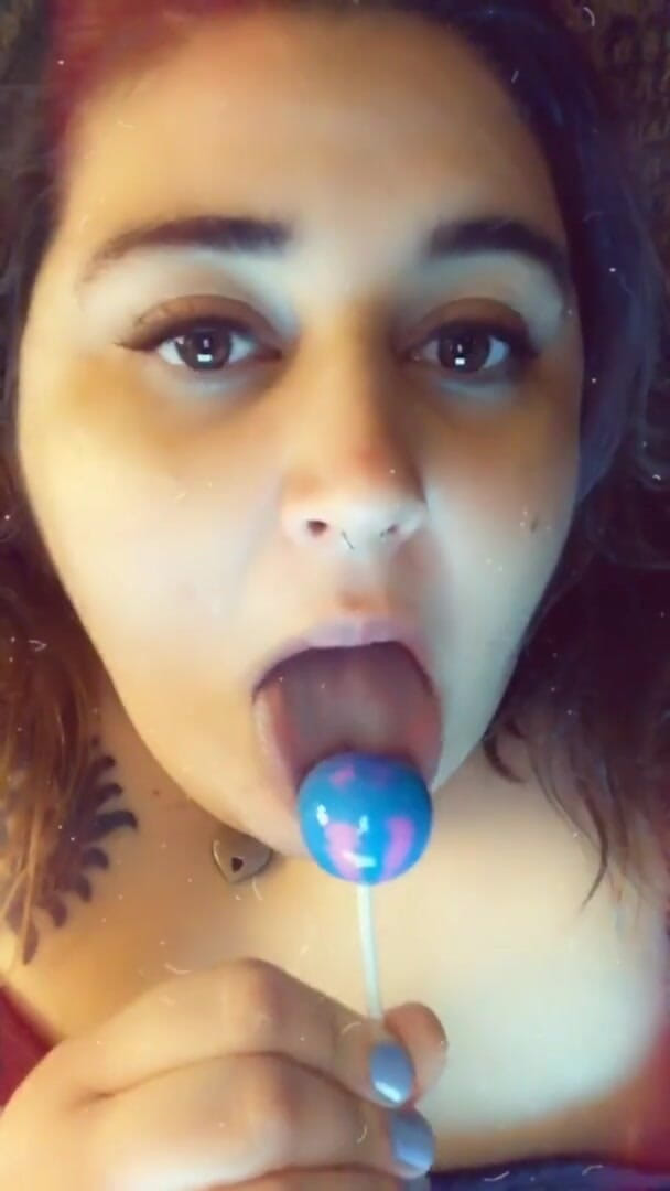 Nikki Danzig: ¿Tienes algo más grande que pueda chupar, papi?