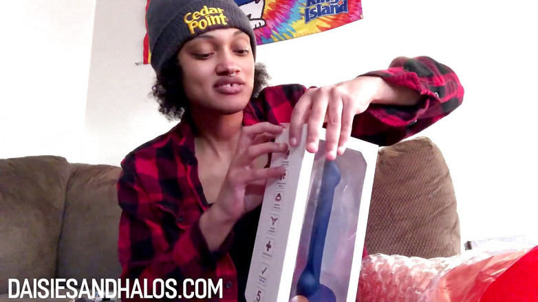 Daisiesandhalos: Unboxing min dildo