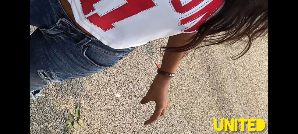 UnitedCourse31: Une jolie fille a demandé une gauche sur le chemin,...