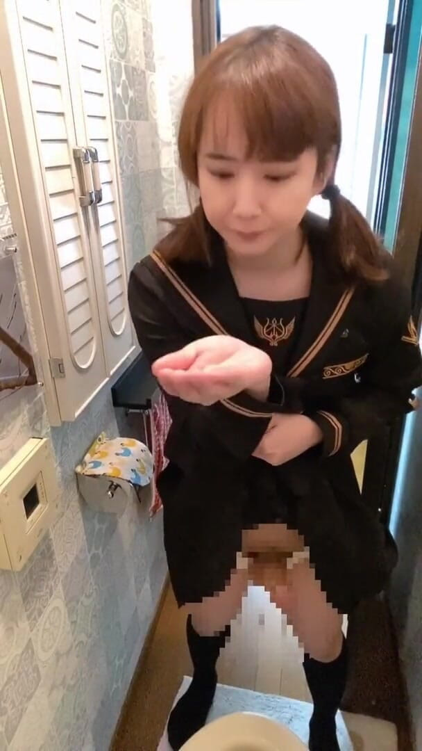MinamiCrossdresser: Падчерица мужчины-близнеца эякулирует в ванной!